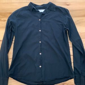 Carve design long sleeve shirt.